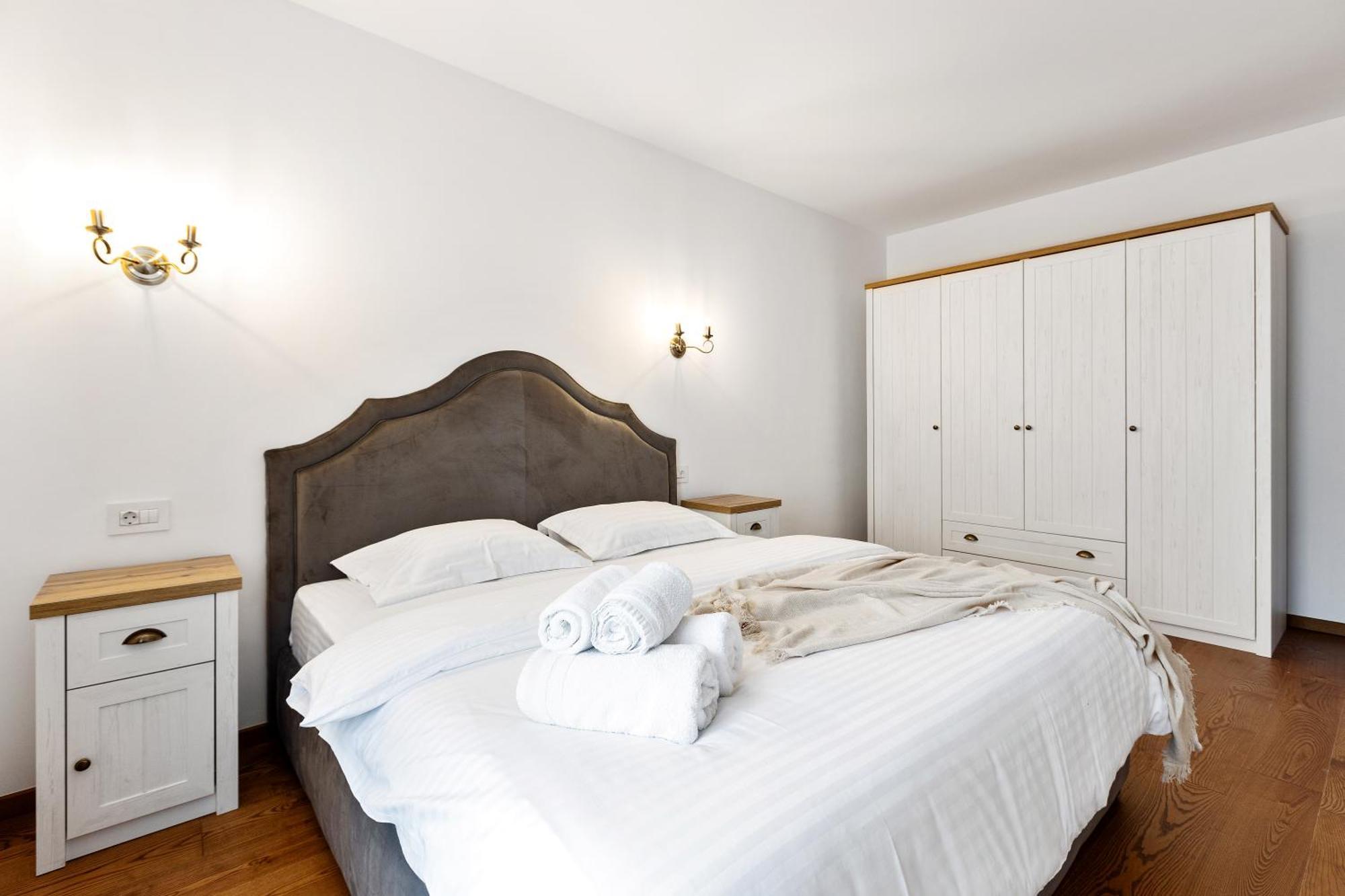 Peak Aparthotel - Old Town - By Cityhost Брашов Экстерьер фото
